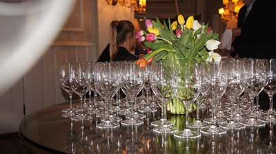 wine glasses with tulips display