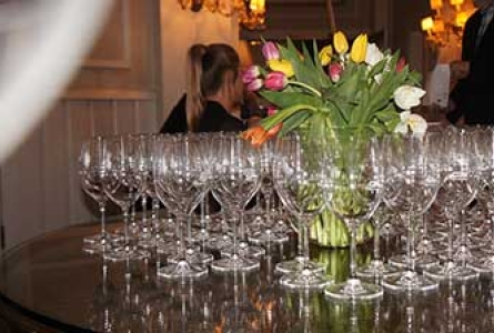 wine glasses with tulips display